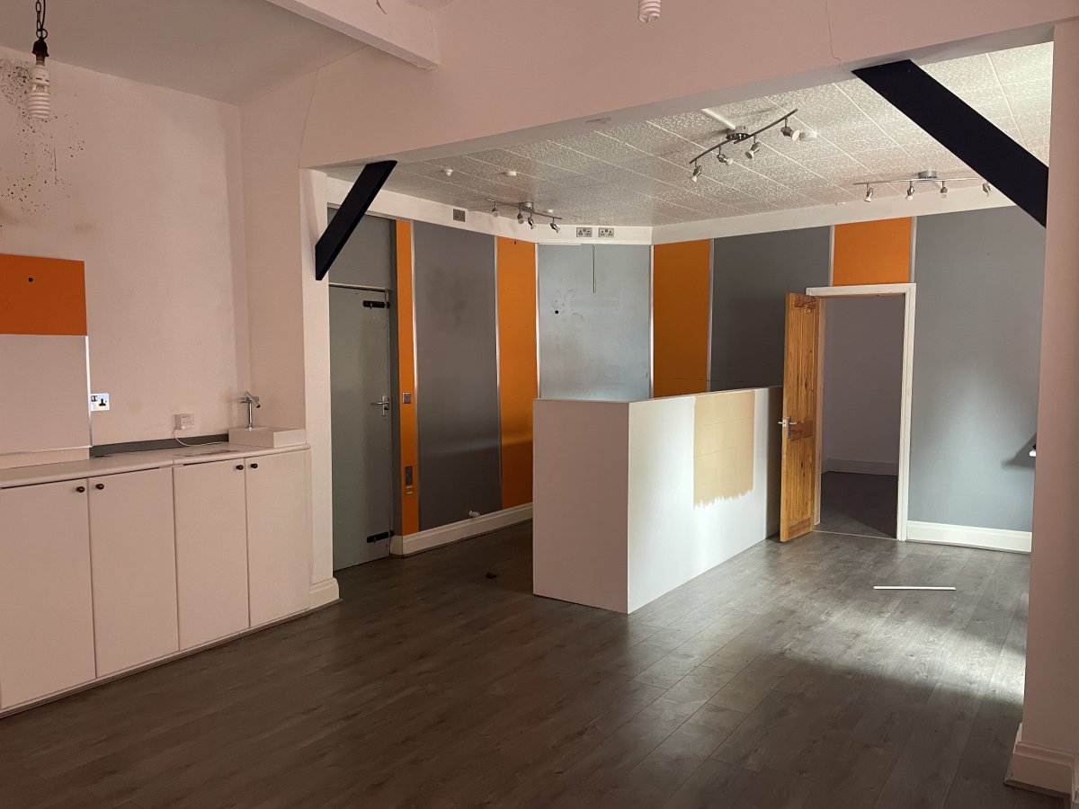 Retail/Shop in Leeds - photo 2
