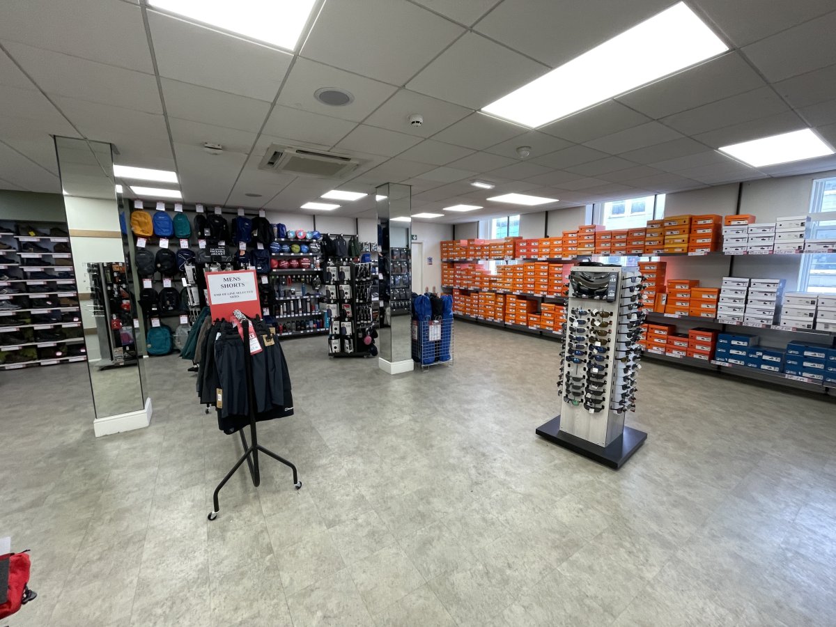 Retail/Shop in Huddersfield - photo 4