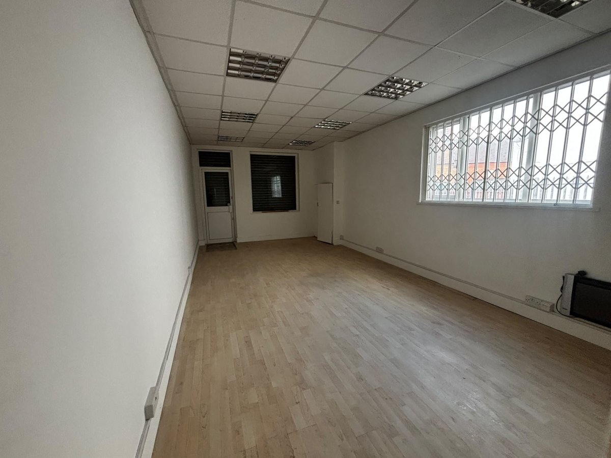 Retail/Shop in Nuneaton - photo 2