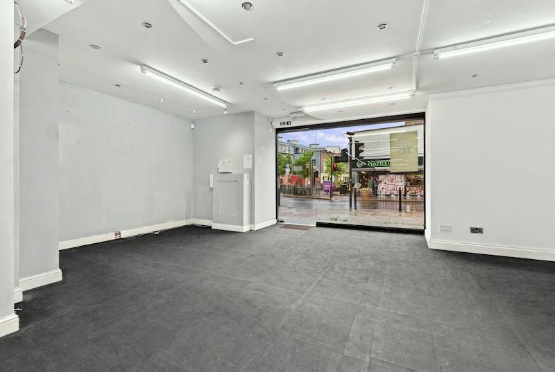 Retail/Shop in London - photo 2