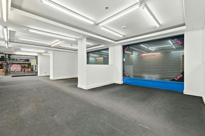 Retail/Shop in London - photo 3