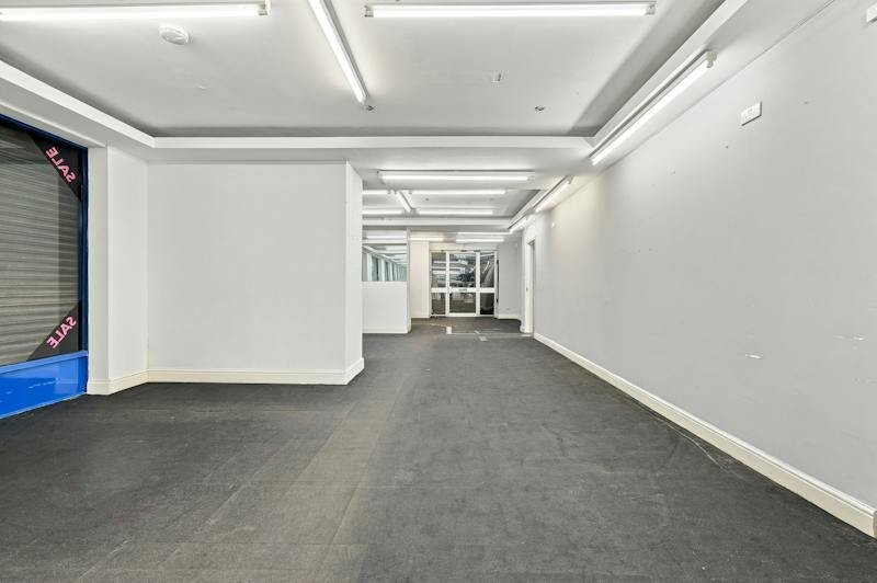 Retail/Shop in London - photo 4
