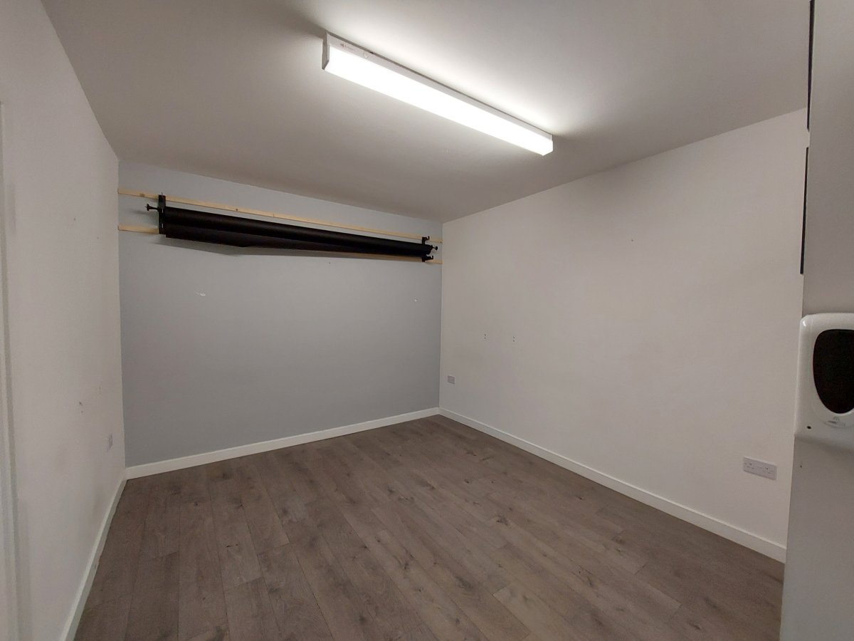 Retail/Shop in Kilmarnock - photo 4