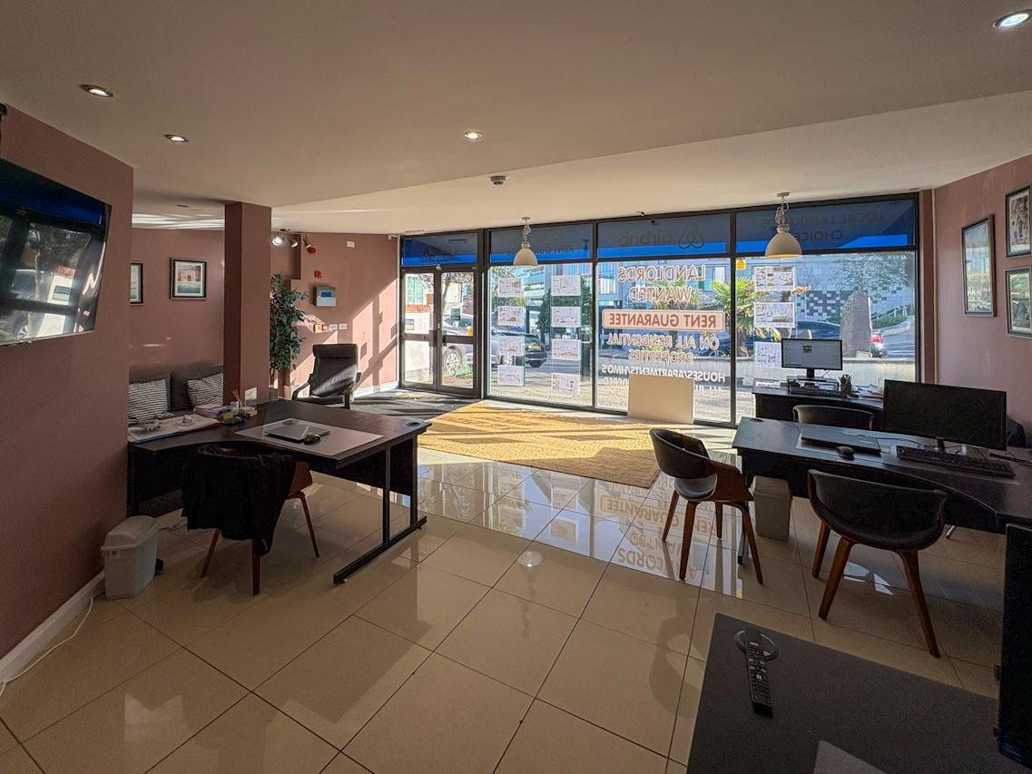 Retail/Shop in Bournemouth - photo 2