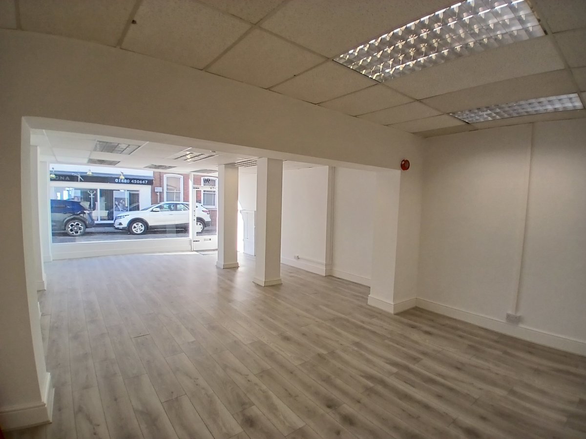 Retail/Shop in Huntingdon - photo 2