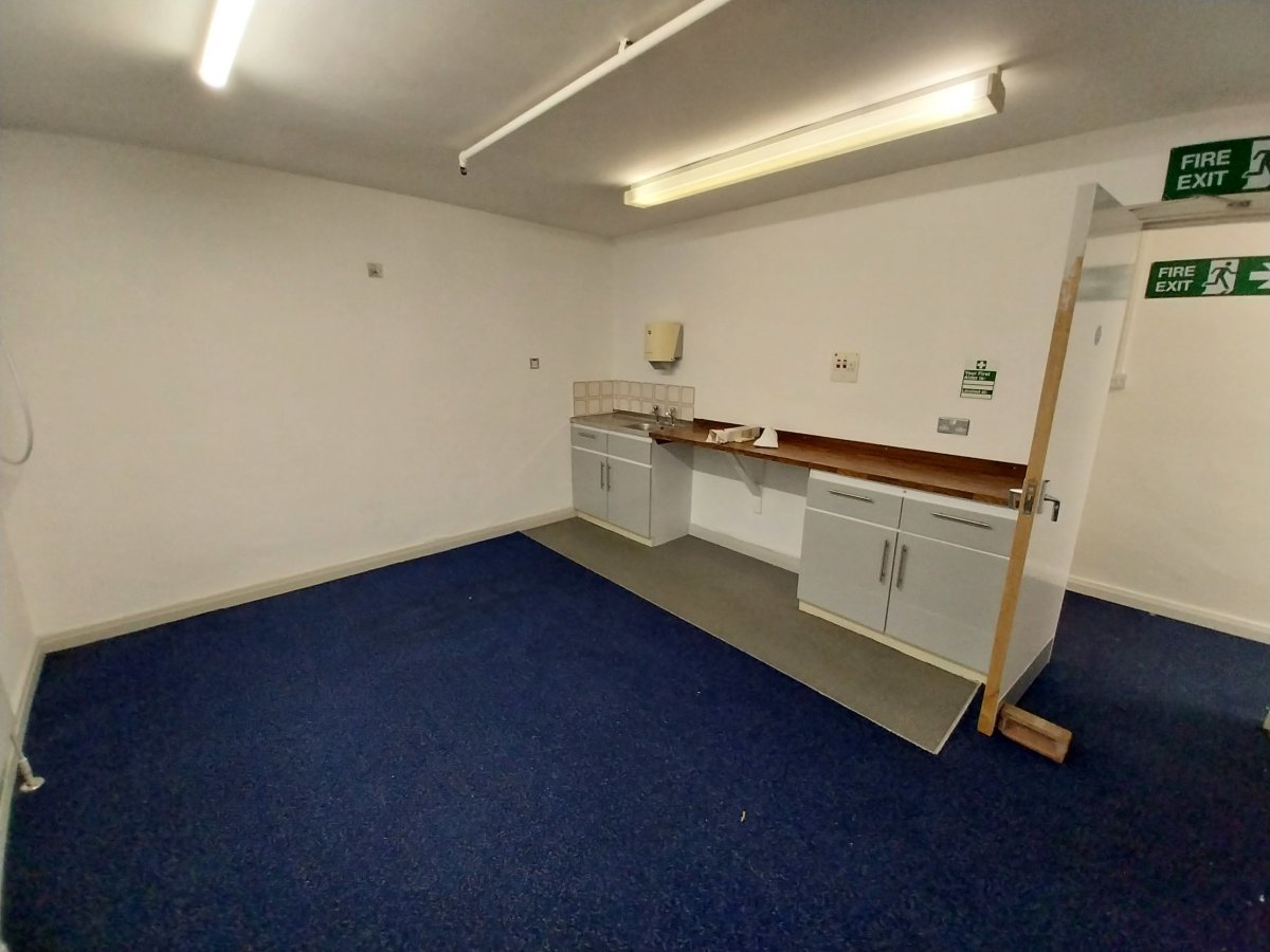 Retail/Shop in Lincoln - photo 3