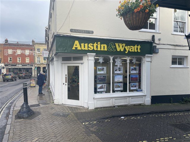 Retail/Shop in Winchester - photo 2