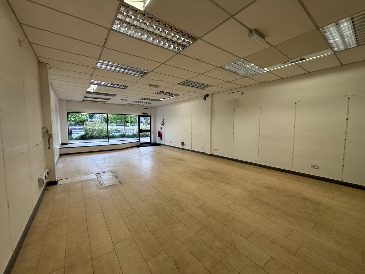 Retail/Shop in Dewsbury - photo 2