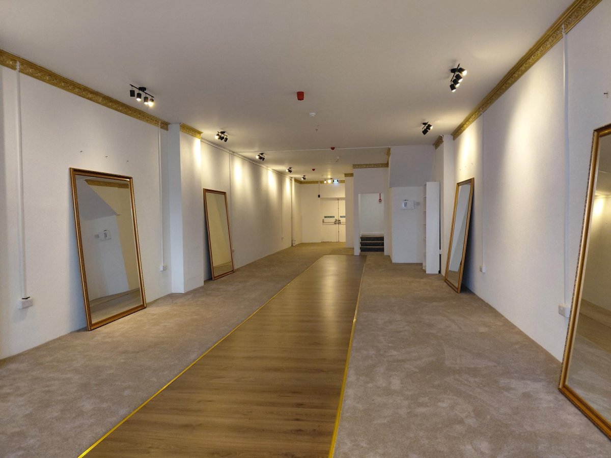 Retail/Shop in Crawley - photo 2