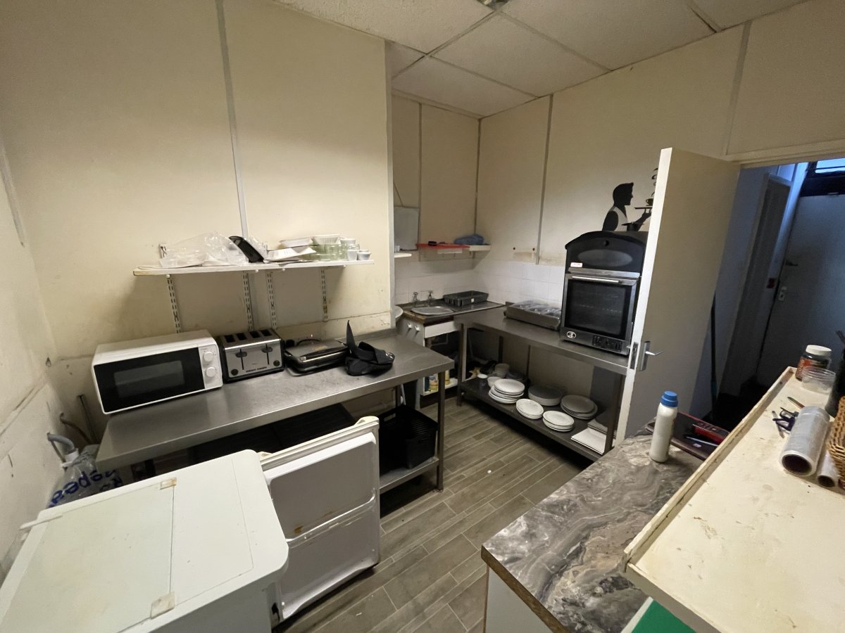 Retail/Shop in Dewsbury - photo 3