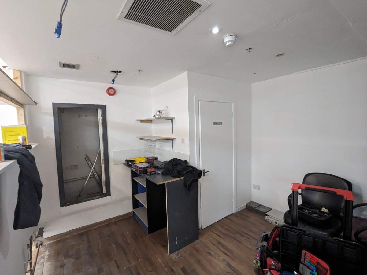 Retail/Shop in Kingston-Upon-Thames - photo 2