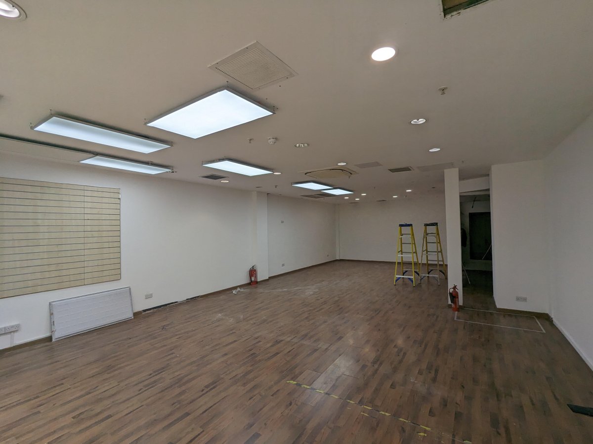 Retail/Shop in Kingston-Upon-Thames - photo 4