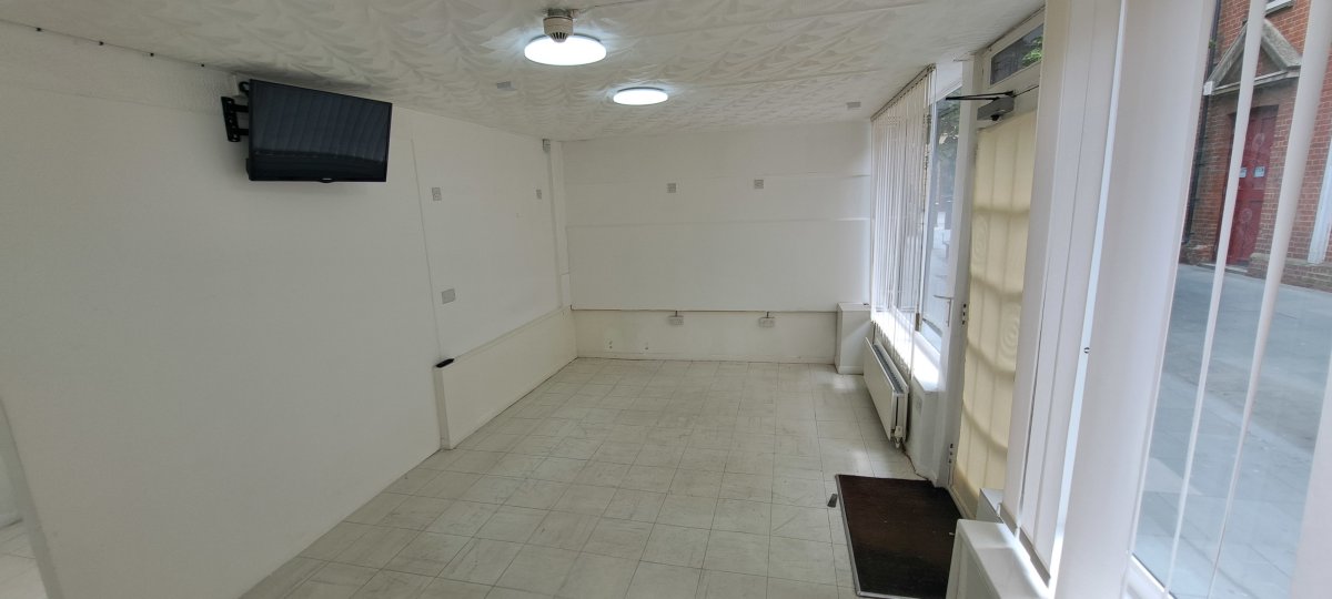 Retail/Shop in Bedford - photo 4