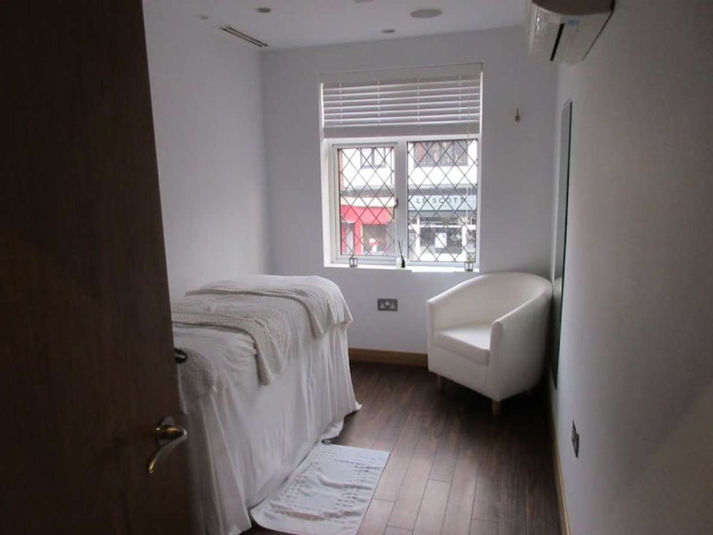 Retail/Shop in West Byfleet - photo 4